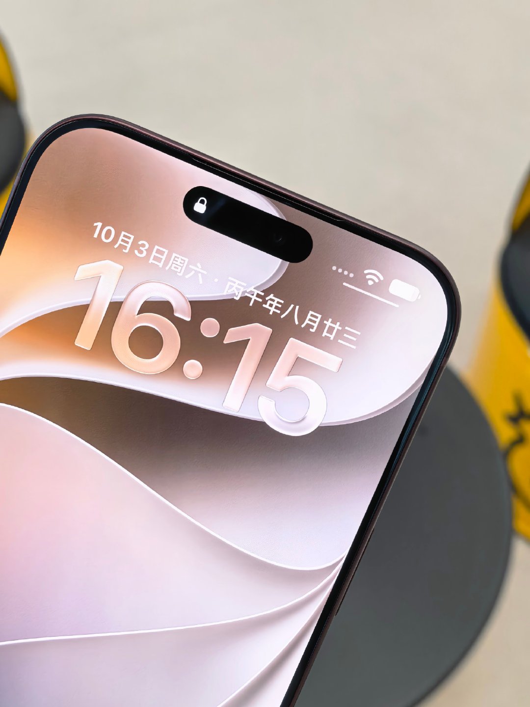 今天10月3日，同事首发买的iPhone 18 Pro Max还没插卡用，

新手机吸引不到他了，咋办？[泪] ​