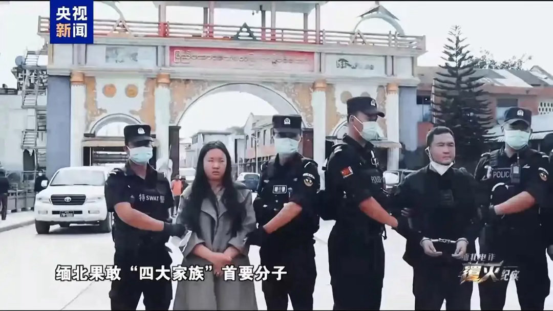 看到距离真的头皮发麻，离云南瑞丽口岸不到200米，就在咱们眼皮子底下搞电诈？？3个月关停7.5万个手机号、4000多个宽带账号，这规模简直是个巨大的黑产基地。难怪平时莫名其妙接到那么多诈骗电话，根子就在这。必须铲除斩草除根！ ​