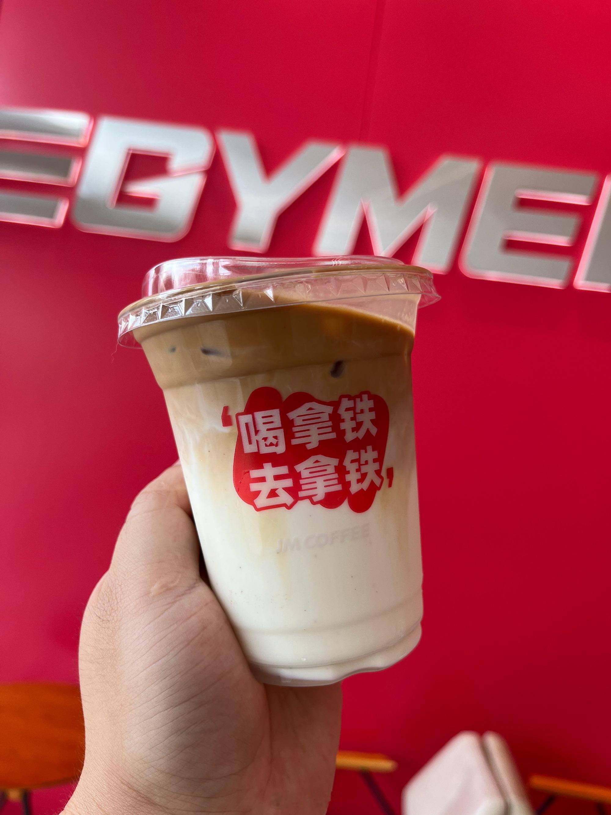 这家咖啡馆叫见萌咖啡。开在WEGYMER健萌健身月湖芒果馆楼下。开了四...