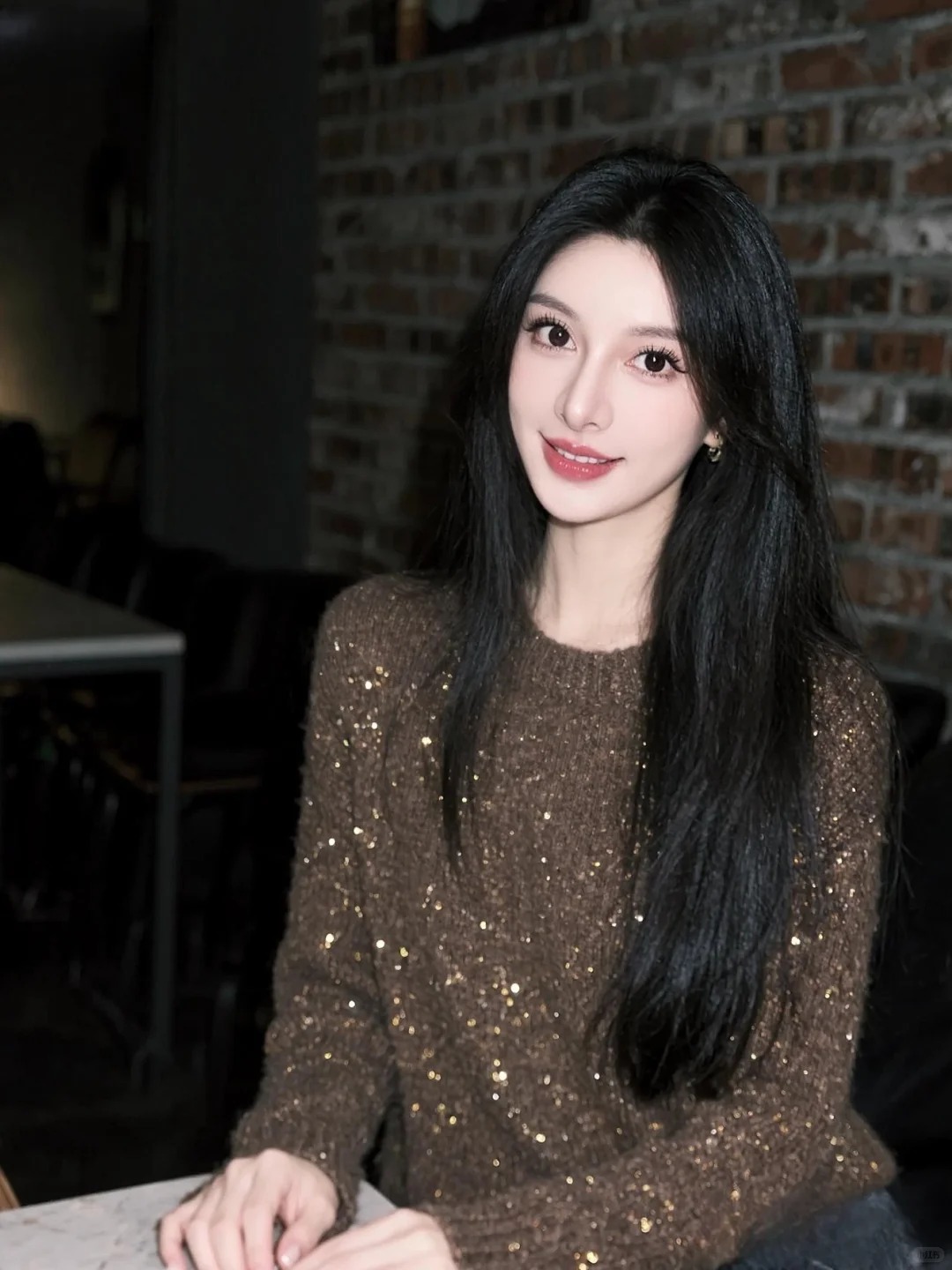 北京清甜可爱的兼职模特小美女，细腻如瓷釉般锁骨曲线，从肩头延伸至颈下...