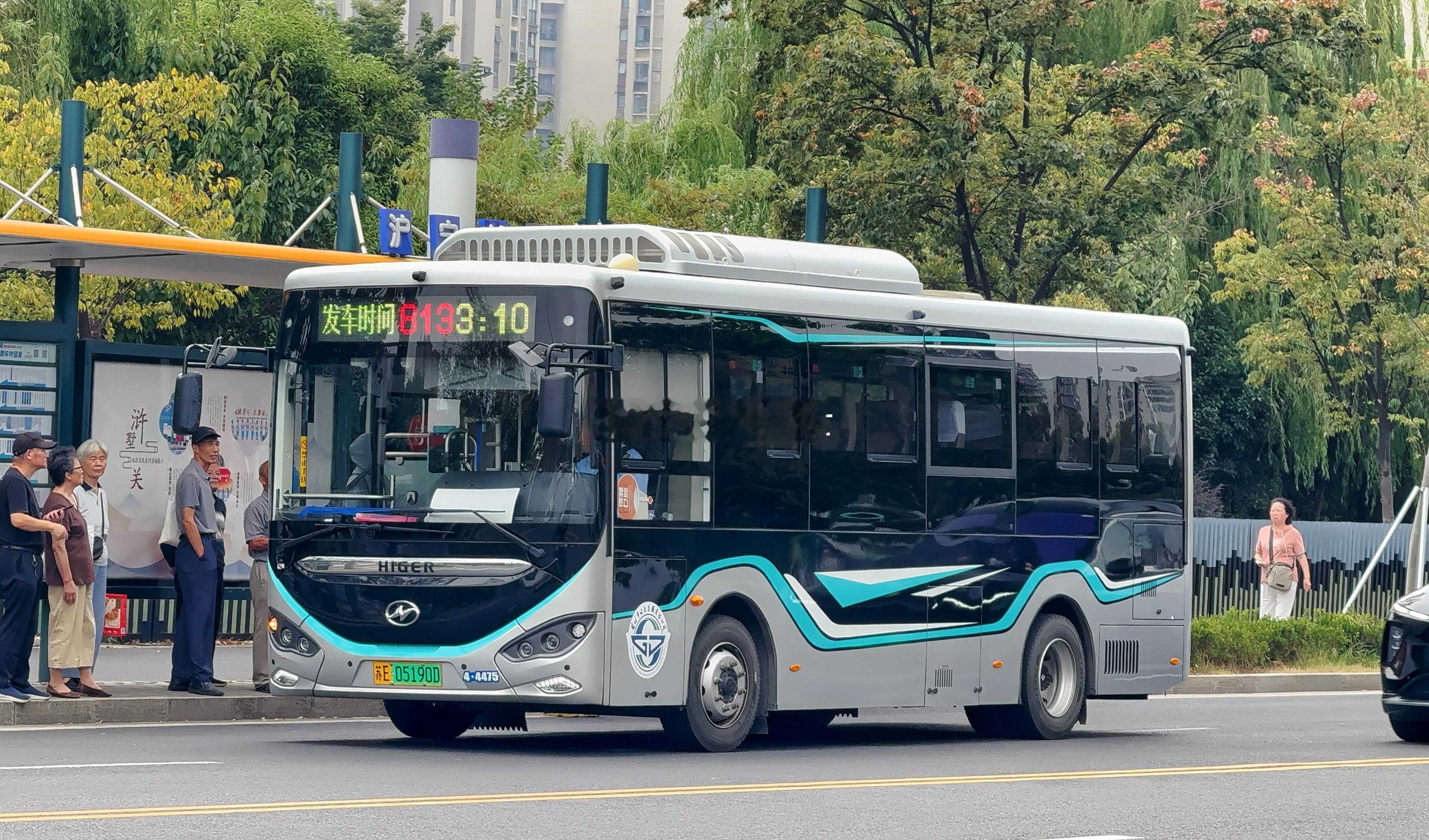 『公交掠影』什么都要学  却什么都学不像

高峰32号的四台KLQ6816GAEVN5W现在一直是身兼数职的状态，本学期开始在高峰时段除了要运营高峰32号，还要顺带着套跑8908路通学线。在高峰32号不运营的周末及节假日还有机会能跑其他线路去常熟和新区玩玩。

之前一段时间里，84路在周末期间一直会抽用高峰32号 ​