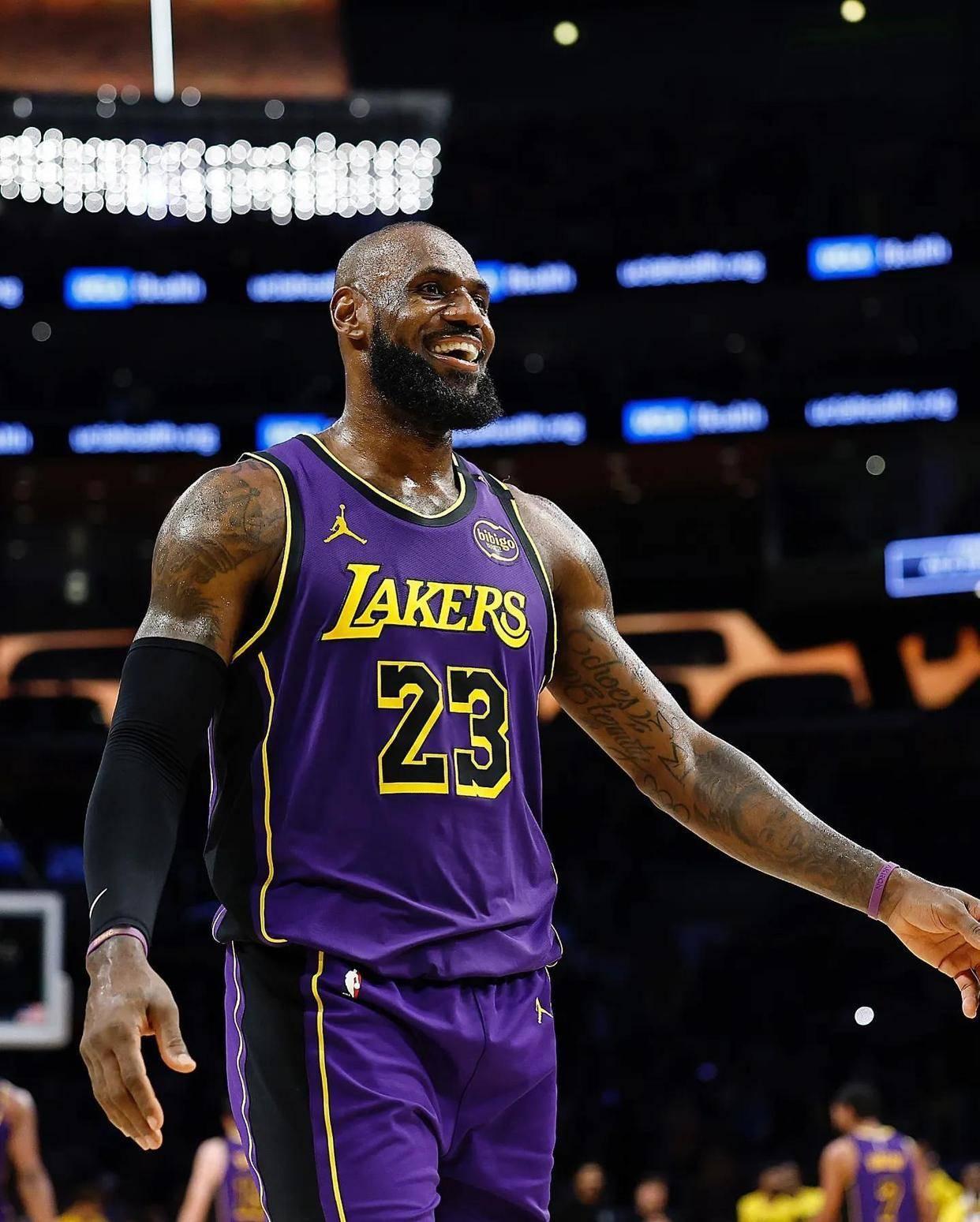 NBA球星詹姆斯 近日被曝出有3亿美元的贷款 而跟伦纳德一样 詹姆斯这...