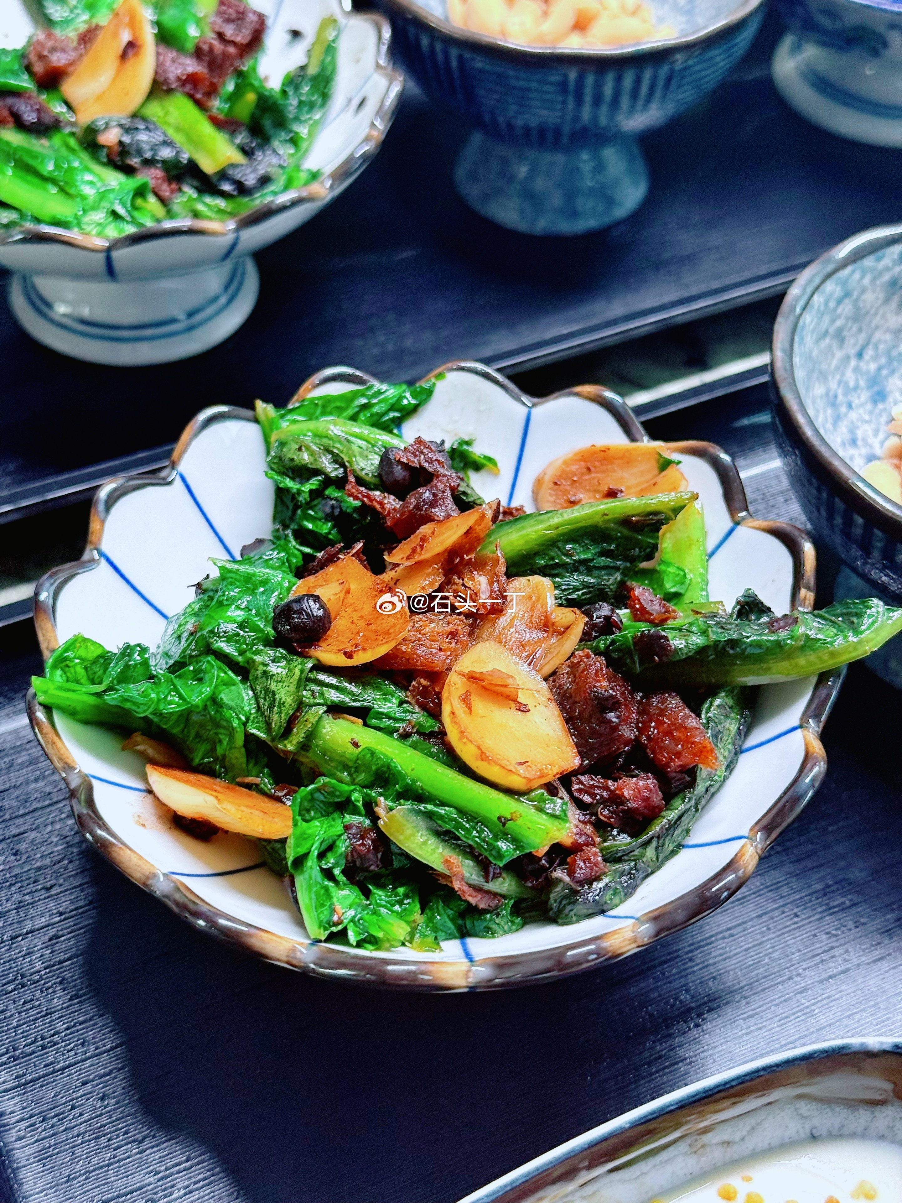 美食 今早做好早饭，喊老虎过来干饭。拍完照端详半天，感慨这顿饭配色有点单薄，满眼都是绿色，看着不够热闹。老虎在旁边跟着点头：确实是。炒股的，绿色得少来点，得多来点红才吉利。我冲他撇撇嘴：少说没用的，天天盼着吃红，账户也没见红过。今天打算自带午饭，之前总往爸妈那边跑，太耗我时间。爸妈家离老虎单位近，离我单位老远，来回折腾吃不消。跟他放话：中午的饭我给你安排红色系，祝你下午红红火火！ 延吉