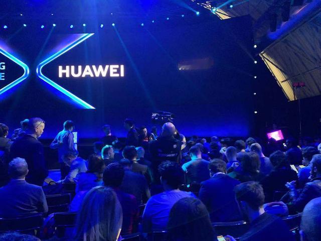 刘德华现身华为三折叠新品发布会，围绕人生的开与合分享感悟，他提出做主角的时候，可以往后退一点，留出空间给到身边的人。
 
这场发布会，大家本来以为重点只会落在新款手机上面。刘德华上台之后，没有急着介绍产品参数，而是结合自己几十年演艺路上的经历，聊起取舍这件事。很多人站在舞台中央，一心只想守住主角的位