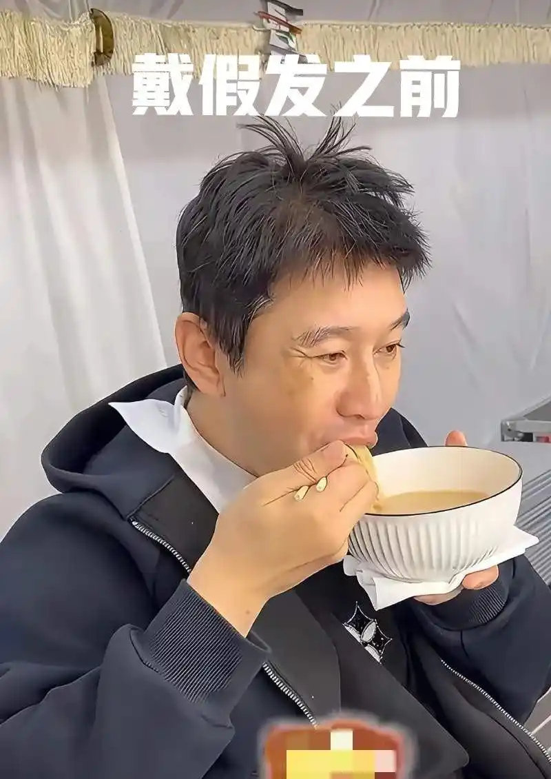 50岁黄晓明一顶假发花10万，每年保养再砸50万，网友：连头发都是租来的，这包袱累不累 ​