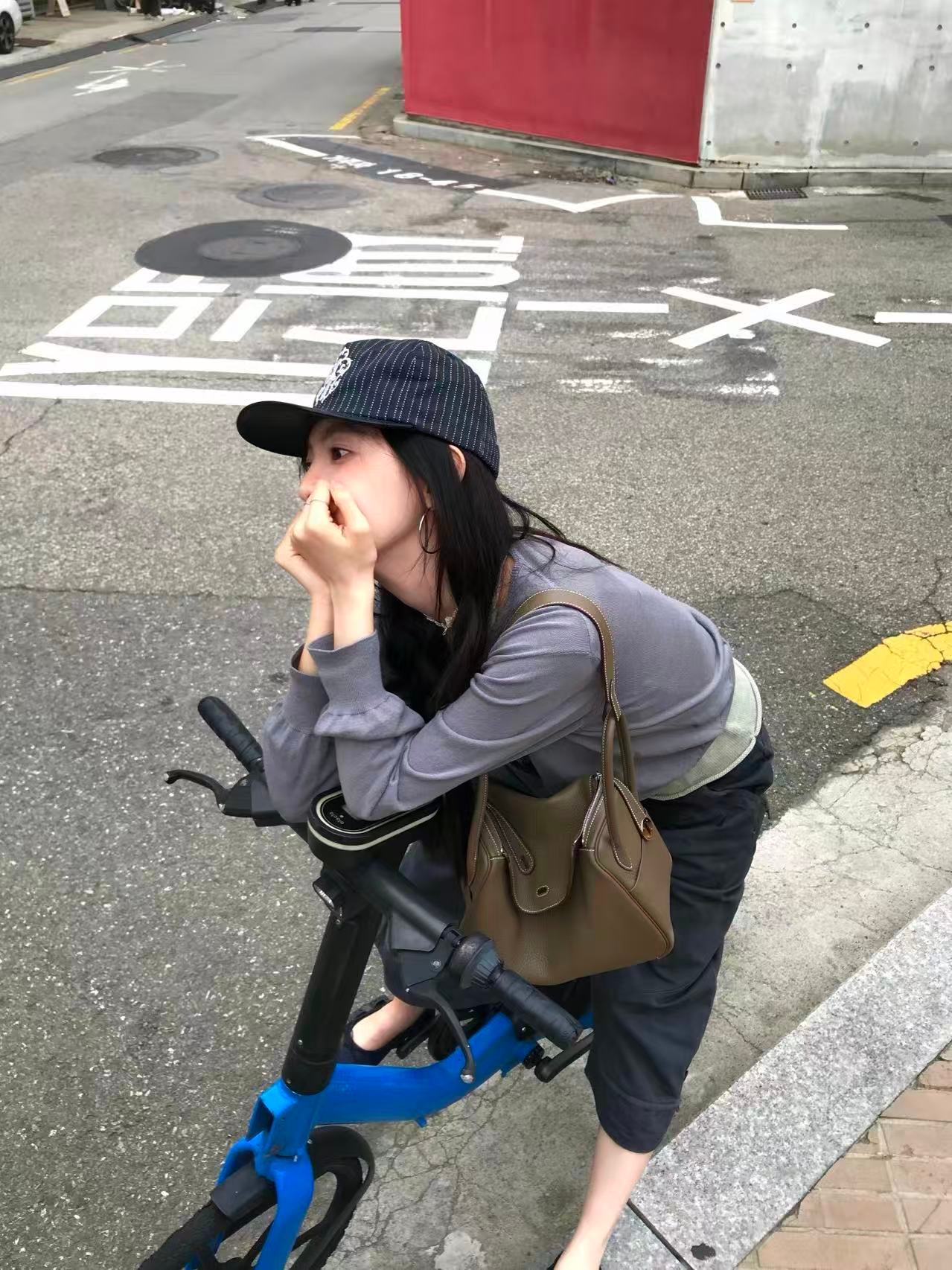 #章若楠[超话]#  九月是色彩饱满的一页，期待麻麻十月新旅程#请看这章# ​