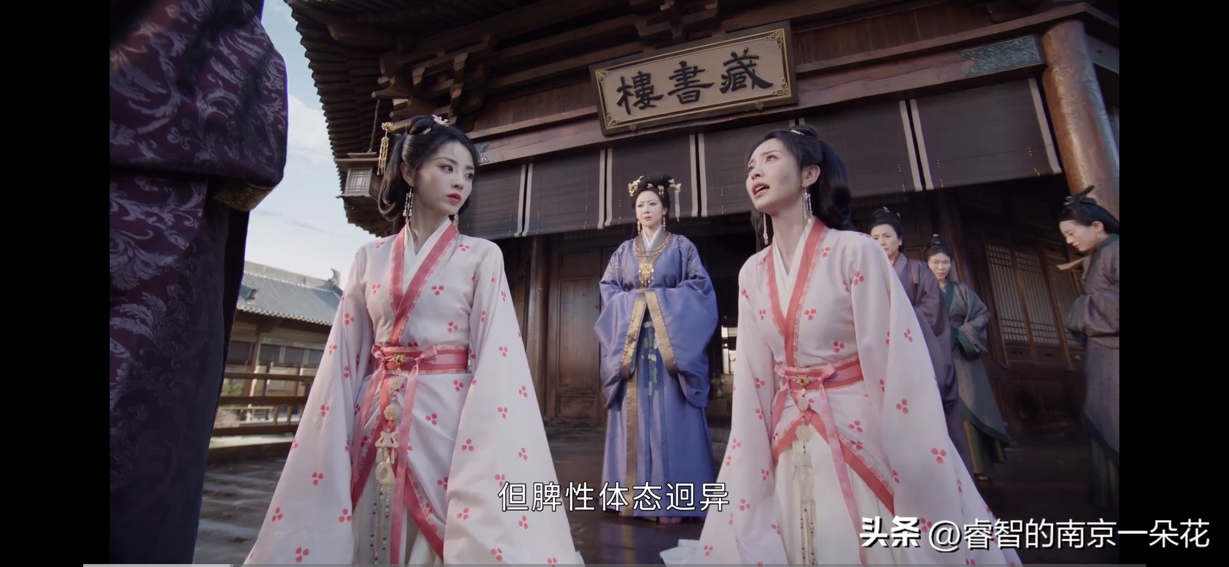 古装剧《嫁金钗》，阿丑（田曦薇 饰演）替嫁的事终于被魏老夫人（杨青 饰演）发现了，已经改名君黛的魏娆（田曦薇 饰演）得知陆濯（闫桉 饰演）没死，企图放火烧死阿丑，自己趁机取代阿丑进入英国公府，没想到阿丑却说服了魏老夫人！

原来，阿丑在英国公府为自己留下了保命符：一方丝帕，上面写着替嫁的真相，魏老夫