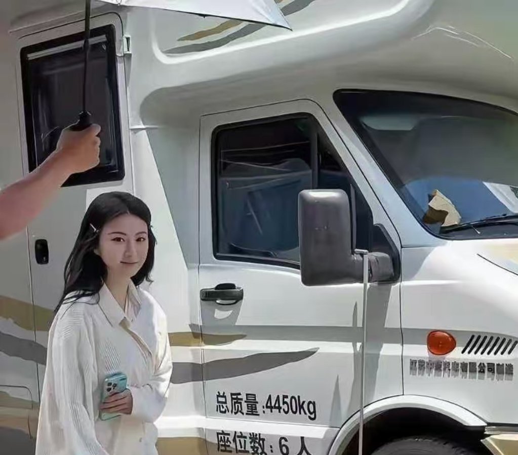 景‍⁠⁠甜新‌戏路透来了，‏皮‌‏肤‌白到反光，‏脸﻿⁠上还⁠﻿有点‍肉嘟‎嘟‏‍的，⁠‌看‎﻿着就跟女大﻿﻿学生似的⁠⁠，真的太好‌‏看了！ ​