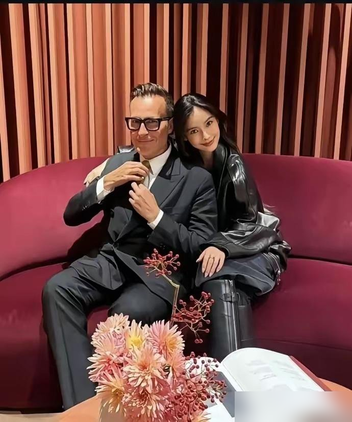 离婚三年，杨颖穿着迪奥古董高定，坐在巴黎跟OTB老板谈生意。
十年前她第一次去迪奥看秀，被全网嘲蹭红毯。那时候照片里她坐在边角，笑起来都带着小心翼翼的劲儿。
现在呢？品牌创始人在ins上主动发合影，认领她的造型，连快拍都专门@她。儿子在游乐园被偶遇，转头她又成了地球日大使。
带娃、搞钱、见大佬