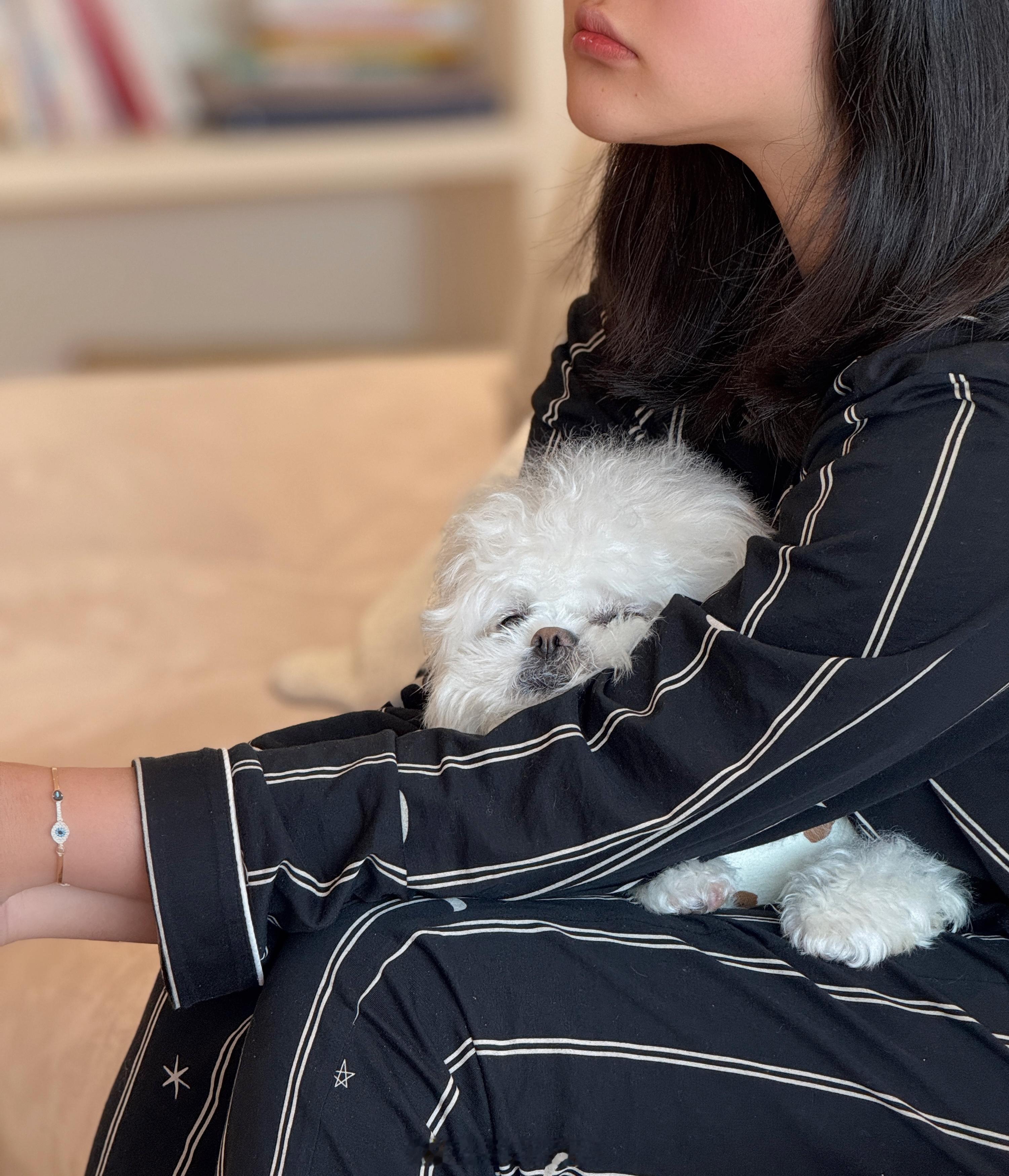 如何养女儿 你们有没有试过和孩子回答同一个问题？最近我和云朵做了一份问卷，发现孩子眼中，与你心目中的自己是完全不同的也是命格身强与身弱的强烈发差1、关于学习身弱朵妈：遇到不会做的事就一笔带过太复杂的事就不想，不重要的事就不做省点力气。身强云朵彻夜研究，没搞明白不睡觉2、关于辩论与争吵身弱朵妈：吵完3分钟就去找云朵玩，她还在战斗状态，总觉得我气都没消，你怎么又死皮赖脸的来了。不带情绪过夜身强云朵气急败坏，白天没炒完，晚上还写信吵3、关于睡眠身弱朵妈：什么事都不会影响我睡觉身强云朵：气到睡不着。起床手搓一篇抨击我妈白瘦幼审美，批判她让我减肥，护肤、早觉的长论文4、关于外貌身弱朵妈：长的好看，再加上睡得好，可以解决人生90%的问题身强云朵：你这种靠脸吃饭的算什么真本事，我要去战斗、去拼搏，要靠自己决定我的未来！虽然我和云朵是截然不同两种类型但我还是由衷的喜欢和欣赏她，她那彻夜钻研，杀伐果断的性格是我没有的但我们需要有点距离，特别是青春期所以送她去美国读书是对的过度保护，过度规划，反而限制...