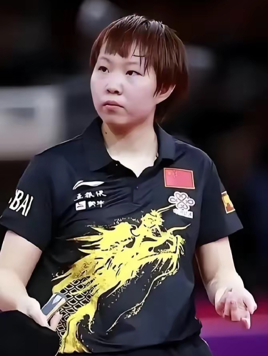 身家300亿，她却非要亲手去拼那块奖牌。父亲名下企业年营收破200亿，母亲公司市