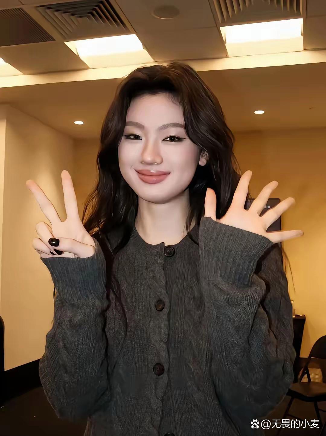 我同事刚听了一场单依纯演唱会回来，回来她说的第一句话就是:以后再也不去听了。
我问她：为什么? 
同事笑着解释，并不是唱功达不到预期，反倒现场开麦唱功格外稳，沉浸式聆听特别治愈。之所以不愿再来，是整场演出氛围感太强，情绪跟着歌词起伏，散场之后久久走不出情绪，心里空落落的。
近距离感受极 ​