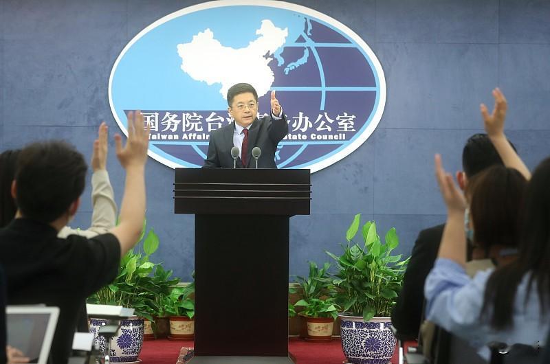 高市早苗这次在众议院施政演讲里的对华表态，真的把“文字游戏玩到极致”体现得明明白白。
不少媒体一开始只截了“中国是日本重要邻国”这句话，让人误以为日本要转头缓和对华关系，结果把完整演讲稿拉出来看，后面全是她炒作东海南海军事活动、所谓“中国对日施压”、日侨在华安全的老