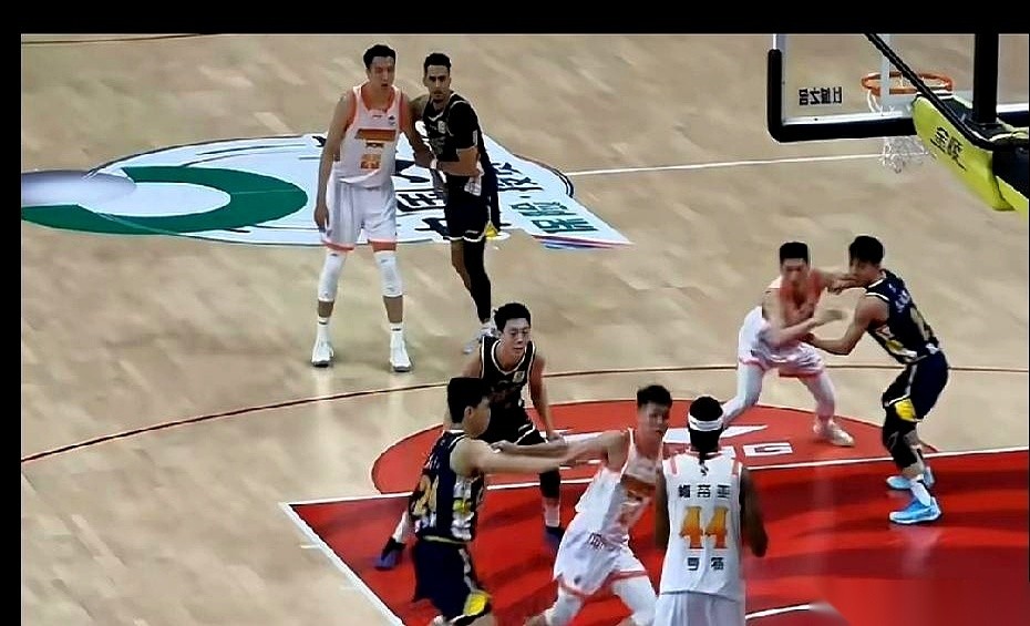 广东队杜锋的战术板，真是越看越有意思。 打广西队一个叫庞峥麟的新秀，他...