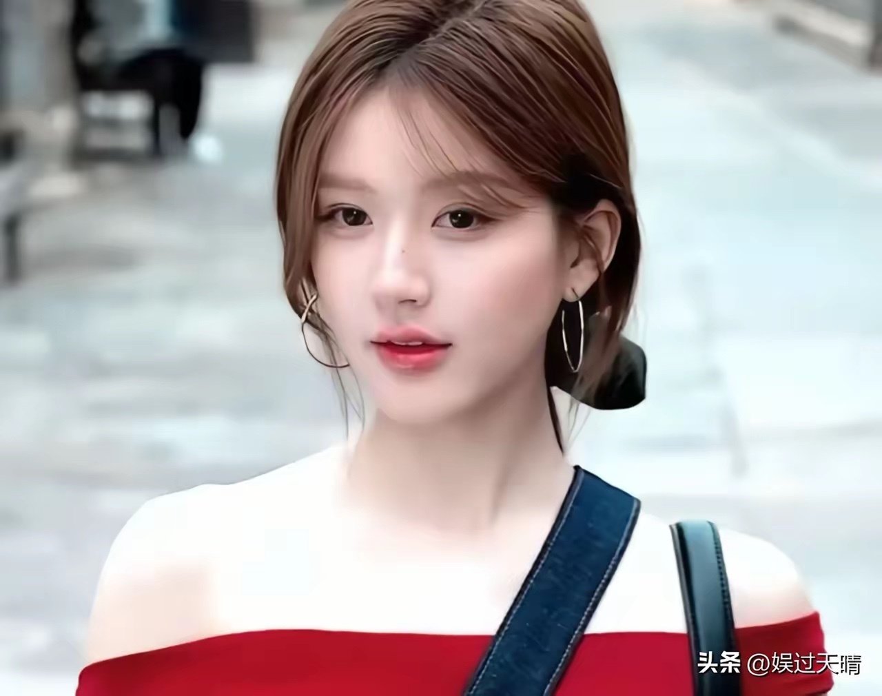 赵露思太强了！
10月21日，赵露思带着自己旗下的网红艺人登上了芭莎红毯，不少网友吐槽网红不配上芭莎，赵露思带朋友走红毯，还一带带4个，算不算走后门？但也有网友说赵露思实力强才能带朋友上红毯，其他艺人想带还带不了呢？
​赵露思对此直接回复说：谢谢亲，是5个！ ​