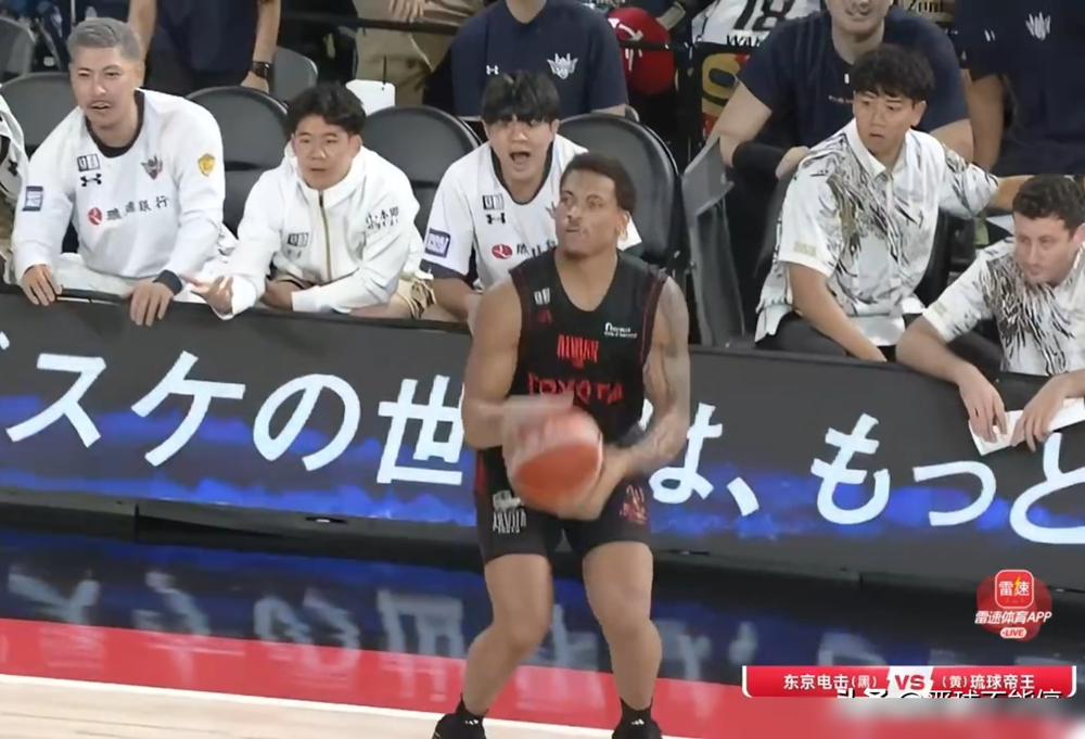 山东男篮不要的约翰逊，在日本首秀干了29分，还带东京电击把卫冕冠军琉球给掀了。
64.7%的命中率，三分球5成，下半场一记突破暴扣直接把分差拉开。教练赛后没夸他得分，只扔了一句：防守赢球。
这事有意思的地方在于，同一个球员，在CBA是小外援，到了B联赛成了揭幕战第一杀器。
到底是人不行，还是压