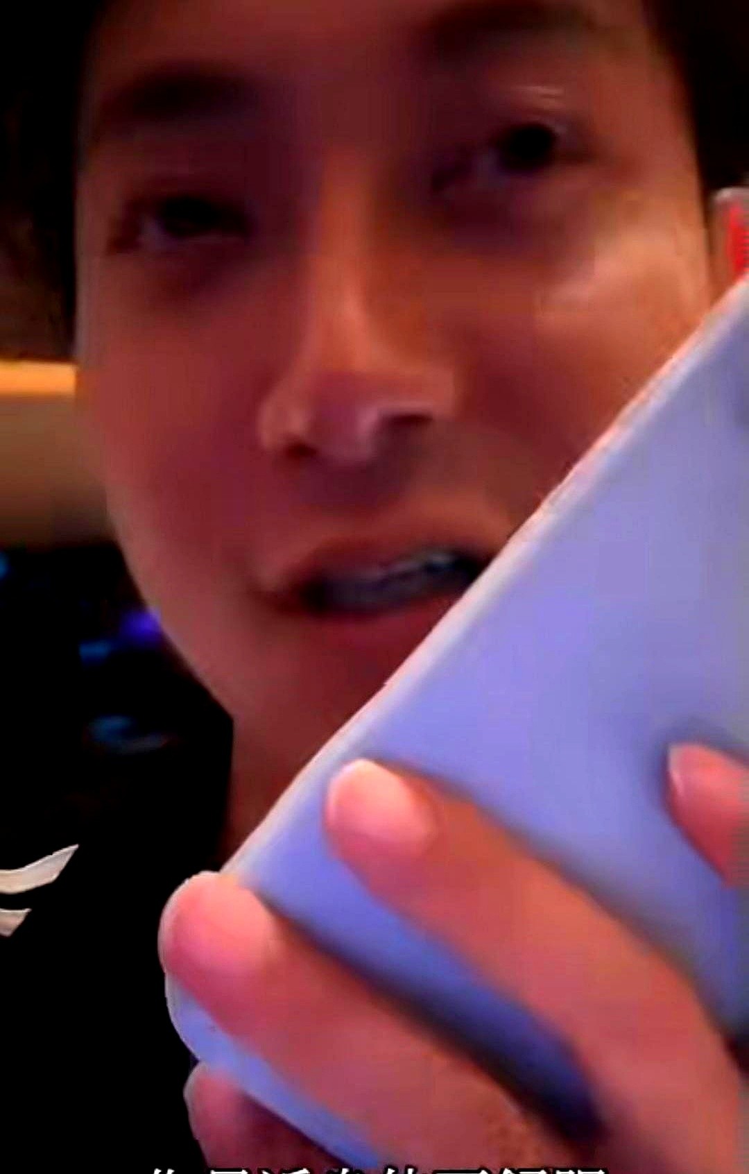 黄子韬像机关枪一样疯狂输出时，徐艺洋连眼皮都没抬一下。

起因是他给兄弟发微信没被秒回，徐艺洋冷不丁来一句：“你看人家都不回你。”

黄子韬当场被点炸，原地蹦跶着大喊：“刚发过去怎么秒回！人家又不是我老婆凭啥秒回！”

一个精力过剩一点就着，另一个气定神闲，轻飘飘一句话精准踩中命门。任由黄子韬在那蹦