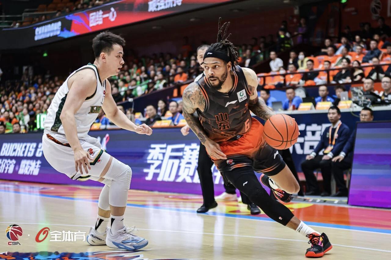 乔云萍来了，郭士强来了，在济南的山东省体育中心体育场即山东高速大球馆...