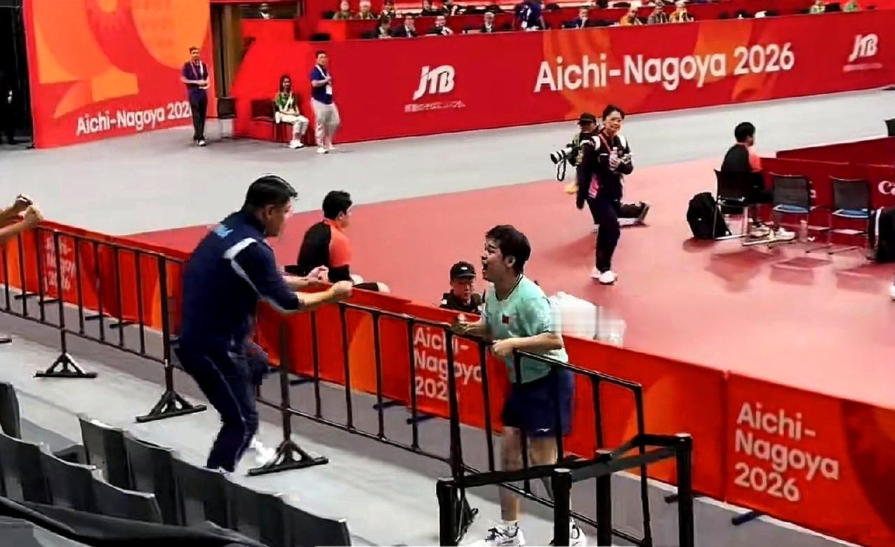 “昨天像刚学会走路，今天像百米冠军。”
 

这是解说席上侯英超对林诗栋的一句大白话点评。
 

拿下最后一分时，这小伙子直接把球拍一扔，几步跨过挡板直冲教练席，狠狠扎进王皓怀里。
 

那一刻王皓拍他后背的手劲儿有多大，只有当事人清楚。
 

那是憋了太久的委屈和压力，在瞬间彻底炸开了。
 

就