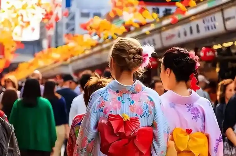 日本这次是真踢到铁板了！原本作为日本两大支柱的汽车和旅游，双双遭到中国降维打击！这场没有硝烟的战争，胜负已分。
 
先说一个让很多人意想不到的数字。2026年上半年，访问日本的外国游客比去年同期少了2%，才2100万出头。同一时间段，进入中国的外国旅客呢？2291万，还在猛增20%。
 
注意，中国