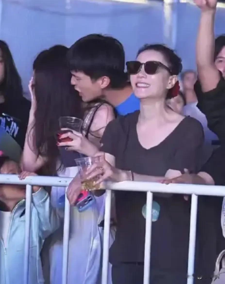 王菲男闺蜜Ryan搂抱和袭胸陈粒，陈粒直接推开，并竖中指进行反抗