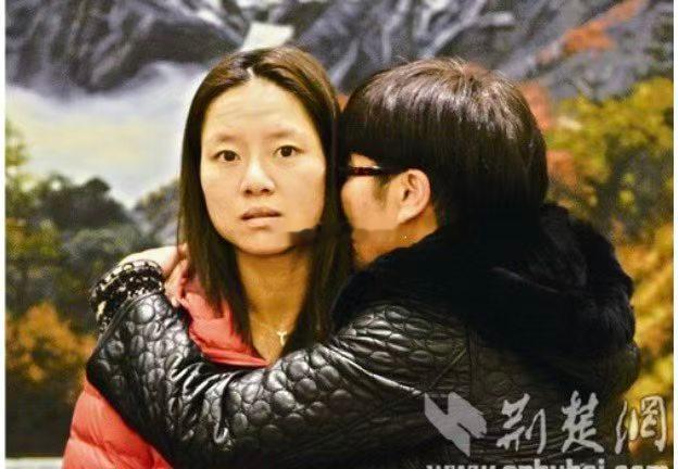 李娜在最新采访中首次明确澄清退役与怀孕的真实顺序，直接回应了外界长达12年的误解。  一、时间线澄清核心争议- 退役时间：2014年9月正式宣布告别职业网坛。- 怀孕确认：同年10月发现怀孕，仅隔约一