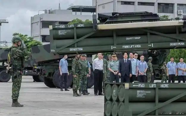 要是中国出手拦下美国卖给台湾的武器，后果会怎样？说白了，这十有八九就是美国给咱们挖好的一个“坑”。 
 
这话不是危言耸听。你把美国近期的操作串起来看，逻辑很清楚。2025年12月，美国批准了总额逾111亿美元的对台军售案，创下中美建交以来单笔军售纪录，包含海马斯火箭炮、ATACMS导弹等进攻性武器