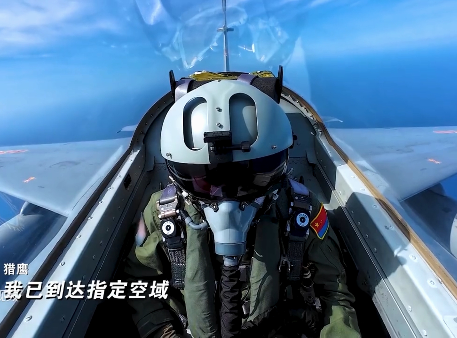 南海亮剑！解放军英文强势喊话，这波操作到底有多解气？
 
9月2日南海全网刷屏，上演振奋国人的霸气一幕！南部战区公开实战画面，菲律宾军机非法闯入黄岩岛领空，解放军战机升空直面驱离，全程英文硬核警告：立即离开！否则我方将采取措施！
 
这一幕被网友誉为最提气的南海“开学第一课”。祖宗海寸土不让，家国疆