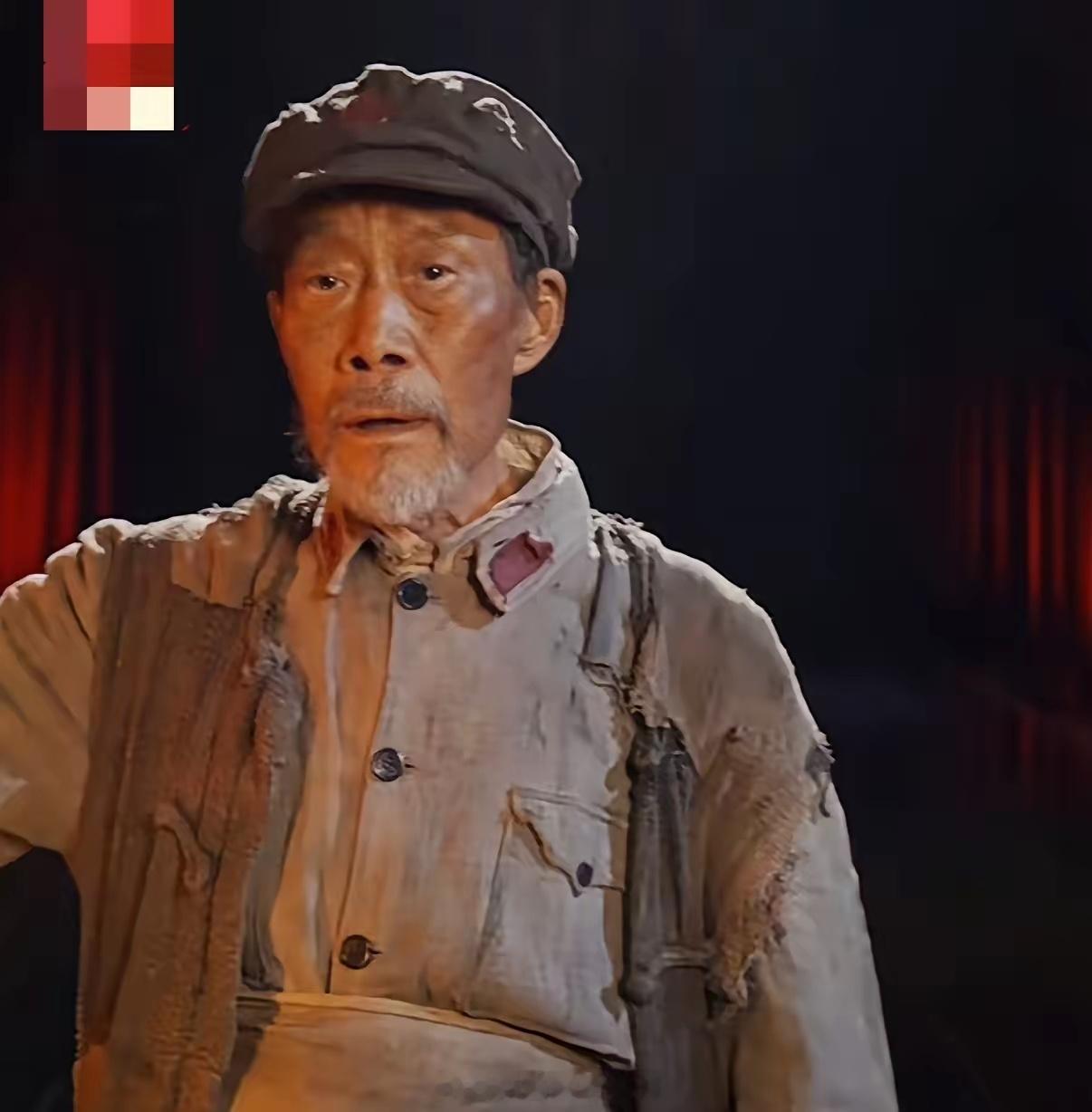 我有种预感，《长征颂歌》晚会后，
李雪健老师可能真的要退圈了！
不是他不想演，是他已经说不了了。 总导演于蕾在采访里讲得很直白，李雪健听不见，也说不了话，导演组跟他沟通全靠拿着手机打字。
你想想那个排练场：一个演了将近五十年戏的人，坐在那儿看别人在屏幕上敲字告诉他“这儿再往左半步”“ ​