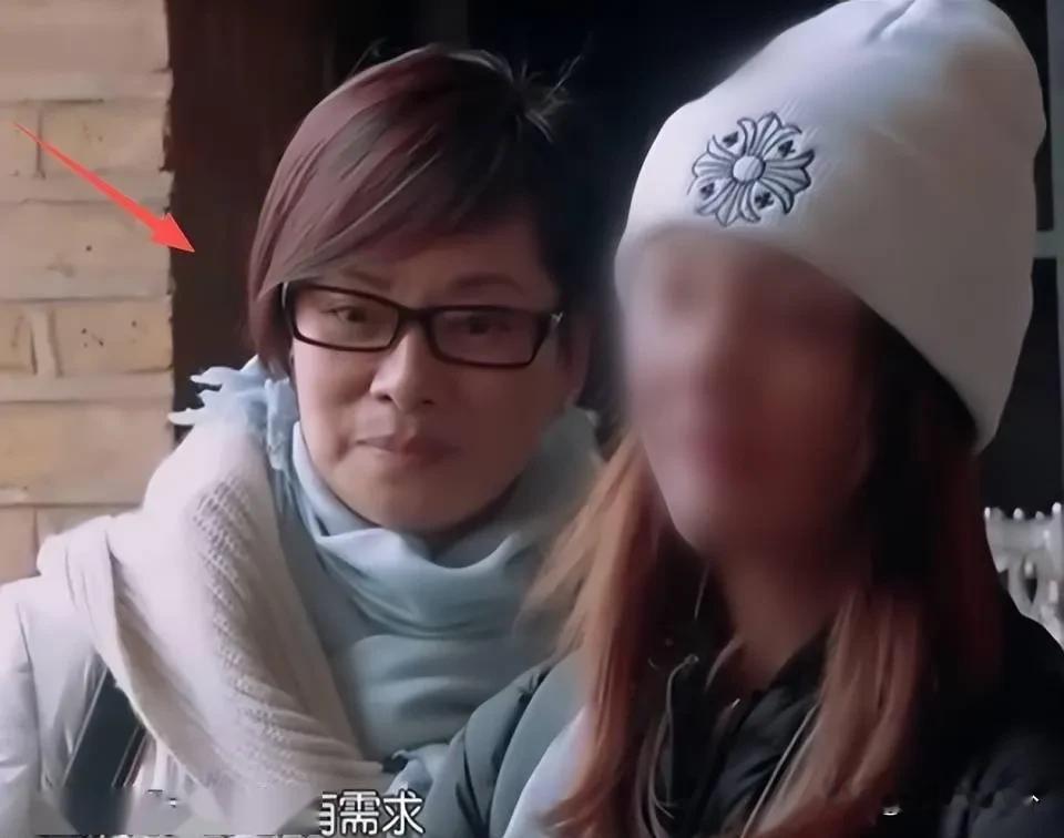 许晴背刺毛毛姐这个看得我乳腺都通了 鸿门宴以后许晴一夜未睡，后来她也开始黑化了，表面上对毛毛姐毕恭毕敬，心立再也不会真诚了，也开始演上了。

到了迪拜以后，许晴当导游像脱胎换骨一样，已经很正常了，情商社交沟通都OK，安排的游玩项目大家也很喜欢。

唯有毛毛姐不适应，住小房间滑沙在车上晕车，其实毛毛姐