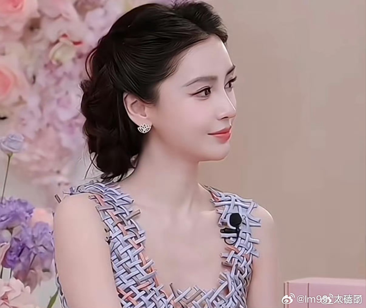 Angelababy回应被说显老
面对“显老”的评价，Angelababy的回应戳中了很多人：高清镜头之下一点点纹路都会被拎出来反复评判，外界对女明星的容貌要求，实在太过苛刻。
好像很多观众默认，女明星就要永远停留在一个状态里，不可以有皱纹、不可以有岁月变化。可再精致的镜头，也挡不住时光留下痕迹。她直 ​