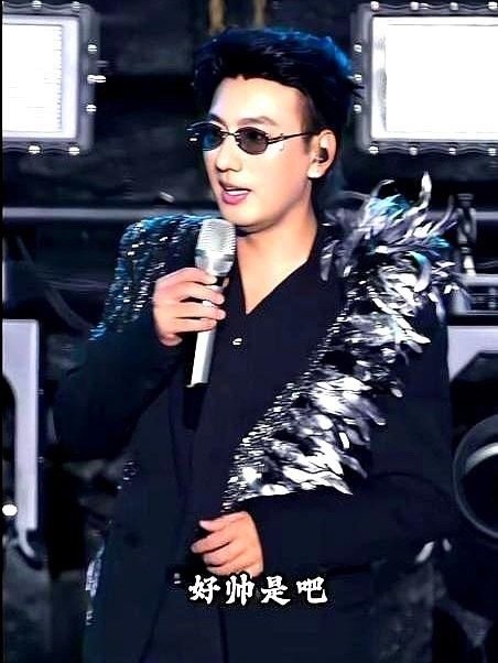 海来阿木在吉隆坡开演唱会，别人开演唱会都架子端着，他却恨不得把话筒塞你怀里。 ​