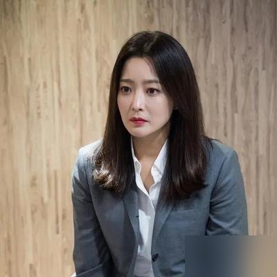 金喜善拒了成龙，扭头回家喂奶去了。
当时不少人替她惋惜，觉得她犯了傻，硬生生把泼天的流量拱手送给了白冰。后来白冰顶着“小金喜善”的由头接下剧版玉漱，一夜红透大江南北，可名利场的风向转得太残酷，几番起落，后来在舞台重逢时已满是沧桑。
反观早早退步抽身的金喜善呢？
年近半百，前阵子光着脚在自家沙发