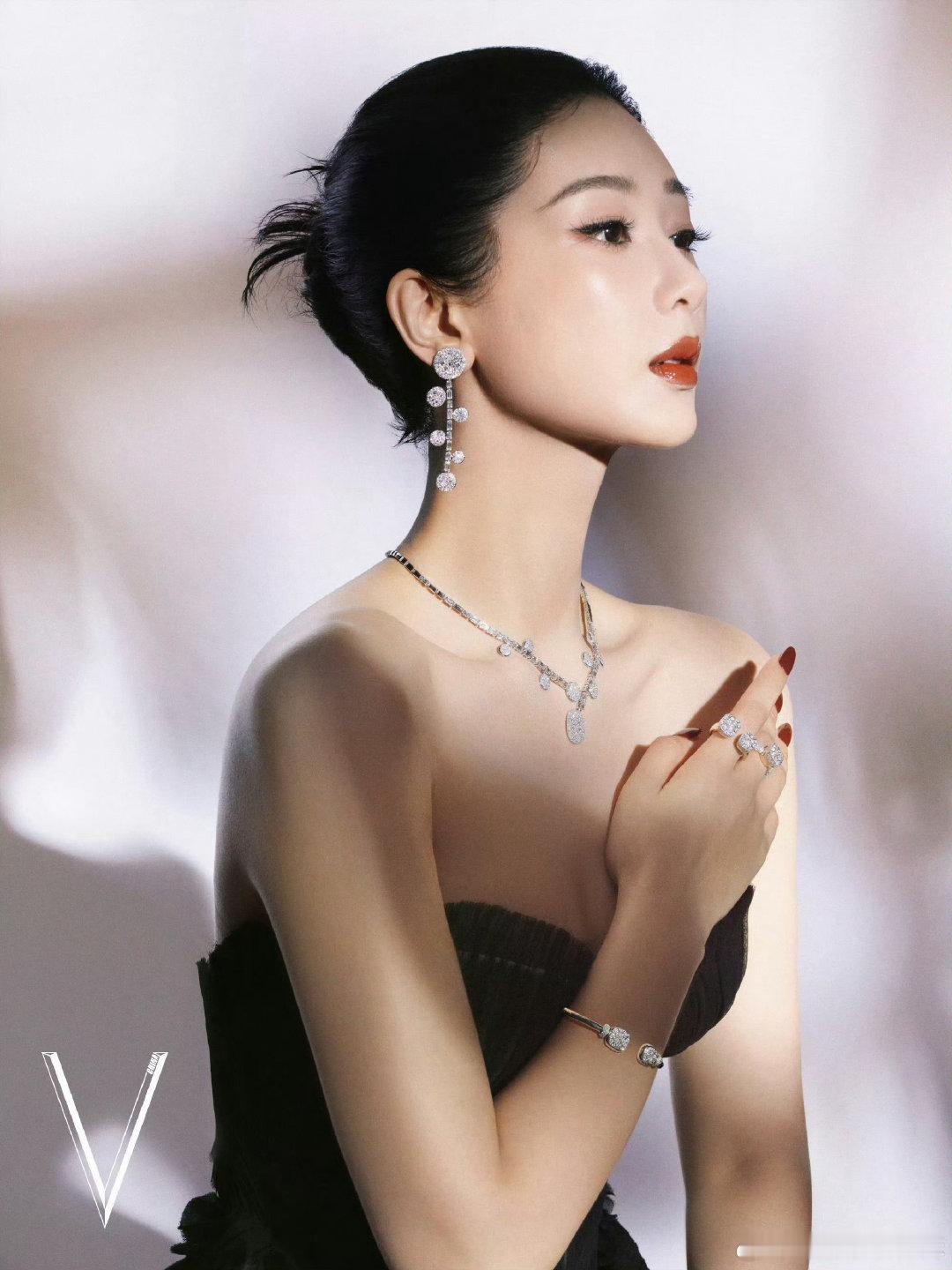#V中文版金九三封面#杨紫时尚表现力真的没话说，完全女王来的 ​