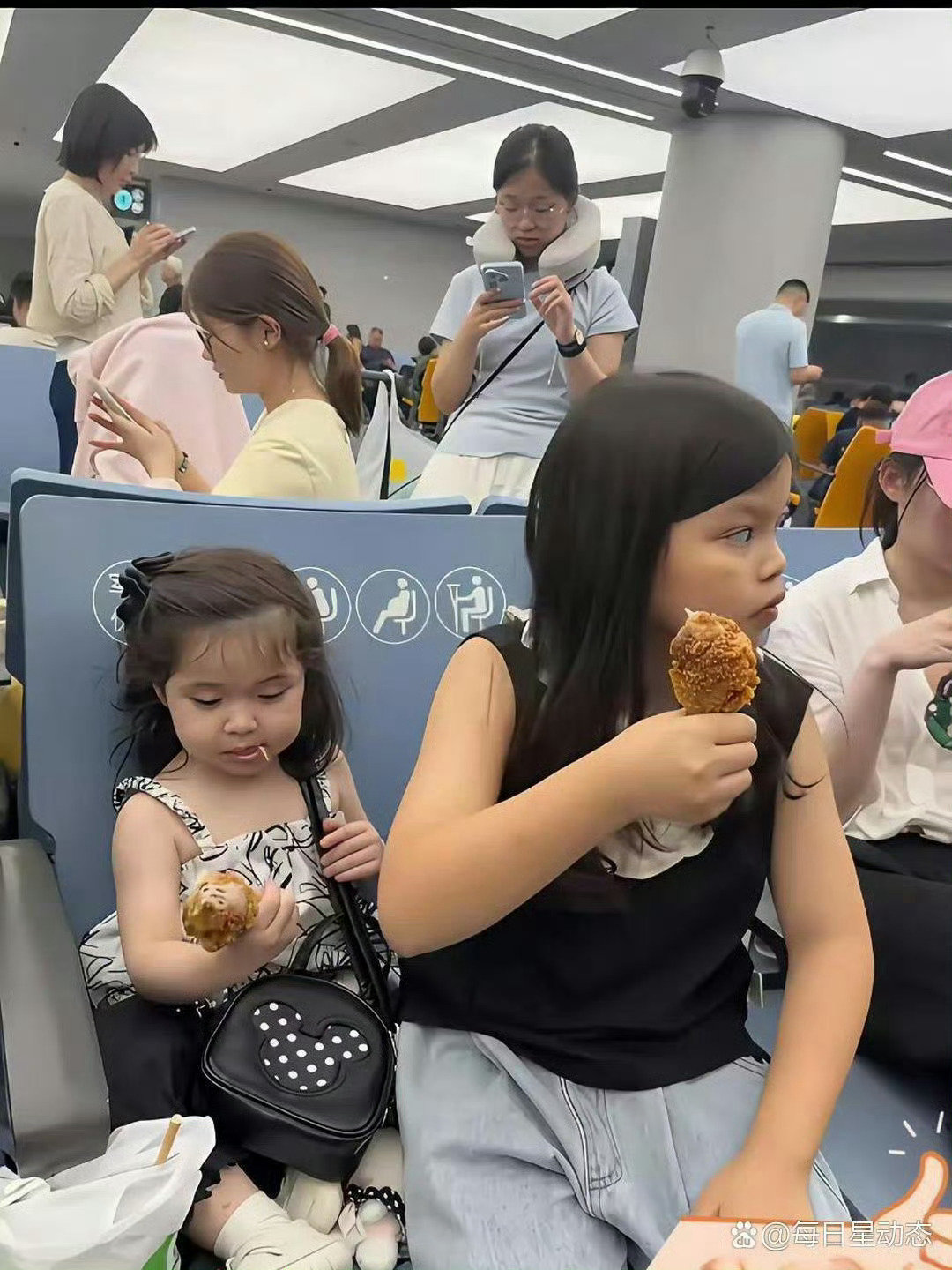 基因太奇妙！韩安冉两个同母异父女儿气质迥异，大女儿复刻妈妈少女模样 ​​​

韩安冉官宣03年新男友 ​