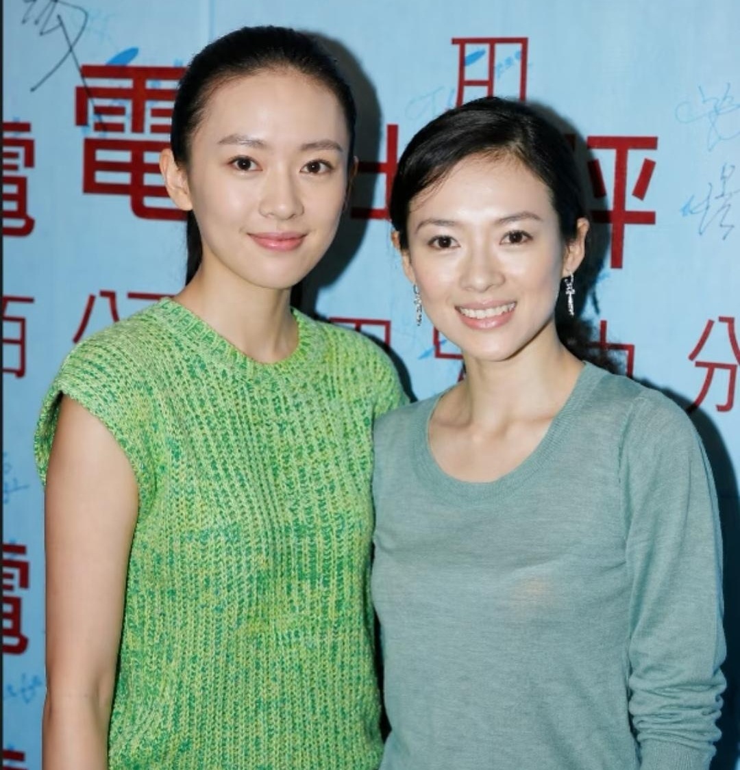 章子怡和童瑶到底像不像？我刷到一张两人同框图，评论区直接吵了三百多条，看完全身鸡皮疙瘩都起来了。

乍一看确实像，都是小脸、大眼睛，清清爽爽。可细看就不是一路人了。章子怡像刚化完妆往镜前一坐，眉眼都带光，洋气又灵动；童瑶更像小区门口水果摊旁晒太阳的姑娘，舒服、耐看，但少了点锋利。

早些年童瑶被叫“