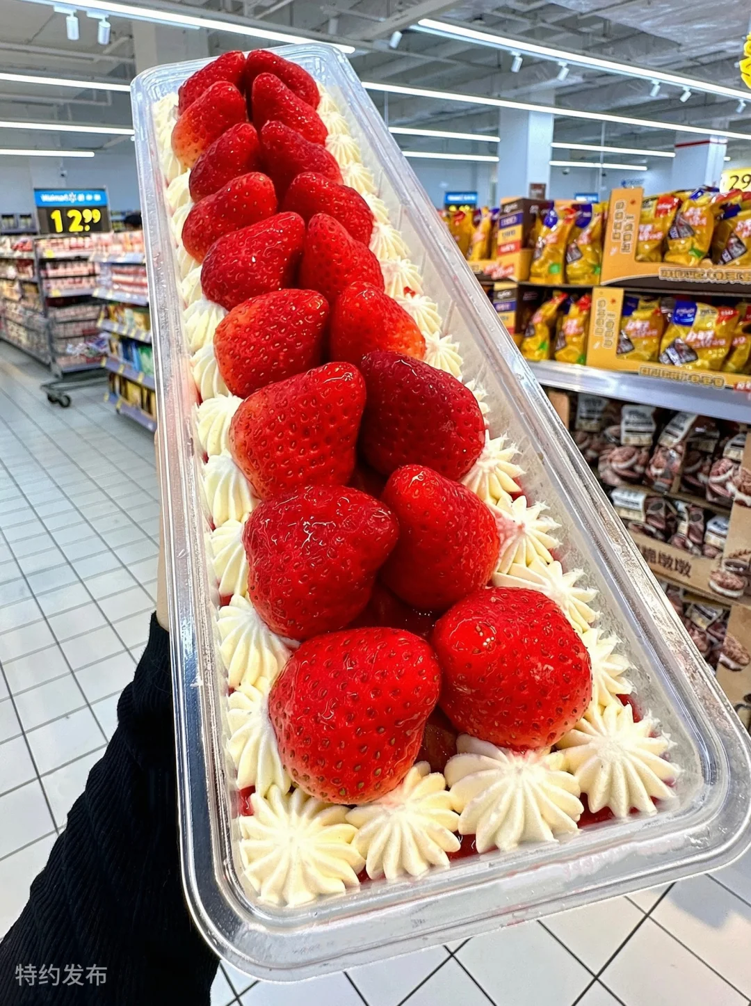 沃集鲜新品草莓蛋糕。。到底是谁在吃啊！