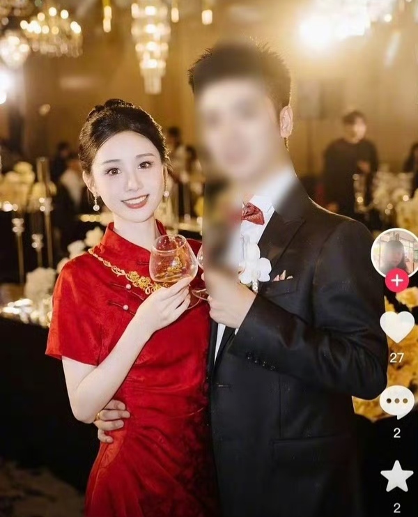 她采访里说过：没做好把家人朋友曝光的准备。
结果人还没红透，
婚照、抓周宴，先被扒了个精光。

今天，曝王晓慧有孩子了挂上热搜。
网友爆料：她2024年12月28日办过婚礼，孩子都一岁多了，连抓周宴照片都放了出来。

但查完才发现，边界得划清楚：
婚礼、生子，全是网友爆料，没有一张本人官宣；她本