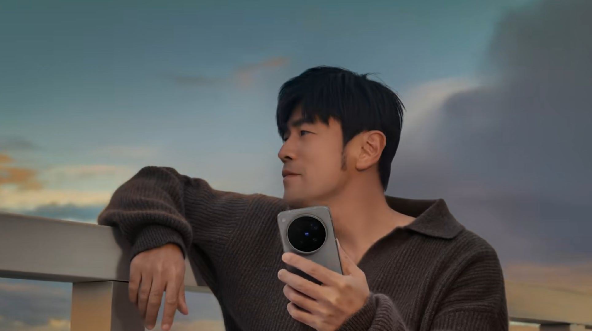 #周杰伦的晴天终于放晴了# 

周董的《晴天》MV 停留在那场没结束的雨天，藏着一段悬而未决的遗憾，而 vivo 用这支短片，给故事补上了放晴的结局。

短片带着浓厚电影质感，柔和自然光铺展开通透晴空氛围，刚好呼应 vivo  X500 晴天配色。纯白机身随光线流转淡淡的彩虹光晕，读懂了这首歌里藏着的细腻情 ​