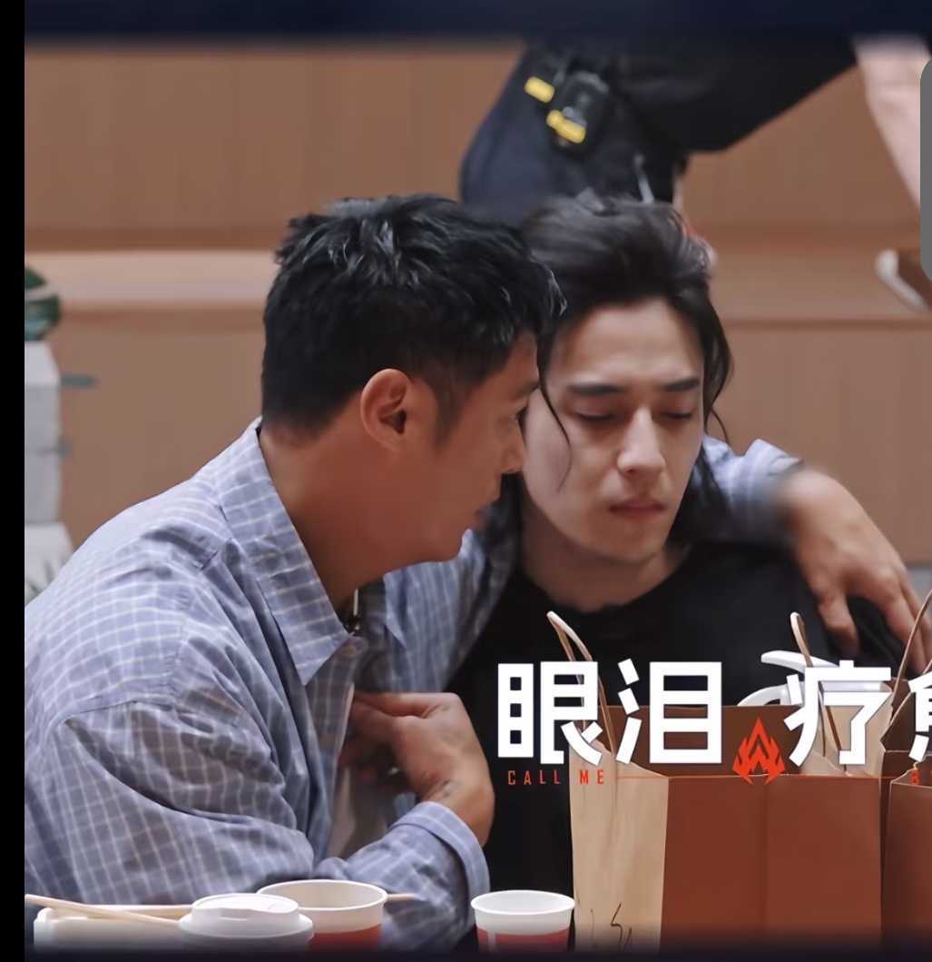 余文乐太精了！
周杰伦给刘畊宏的建议，
全让他偷偷拿来用了[灵光一闪]

周杰伦建议刘畊宏：“要做就要做最有把握的事情，你不要唱，稍微合音就好。”论唱歌，余文乐比不过孙楠小沈阳，但是他的《哀人》太让人惊喜了！

余文乐开口几句低音很抓耳朵，合唱部分，看起来被艾热、王以太压了一头，实际上如果没有余的低