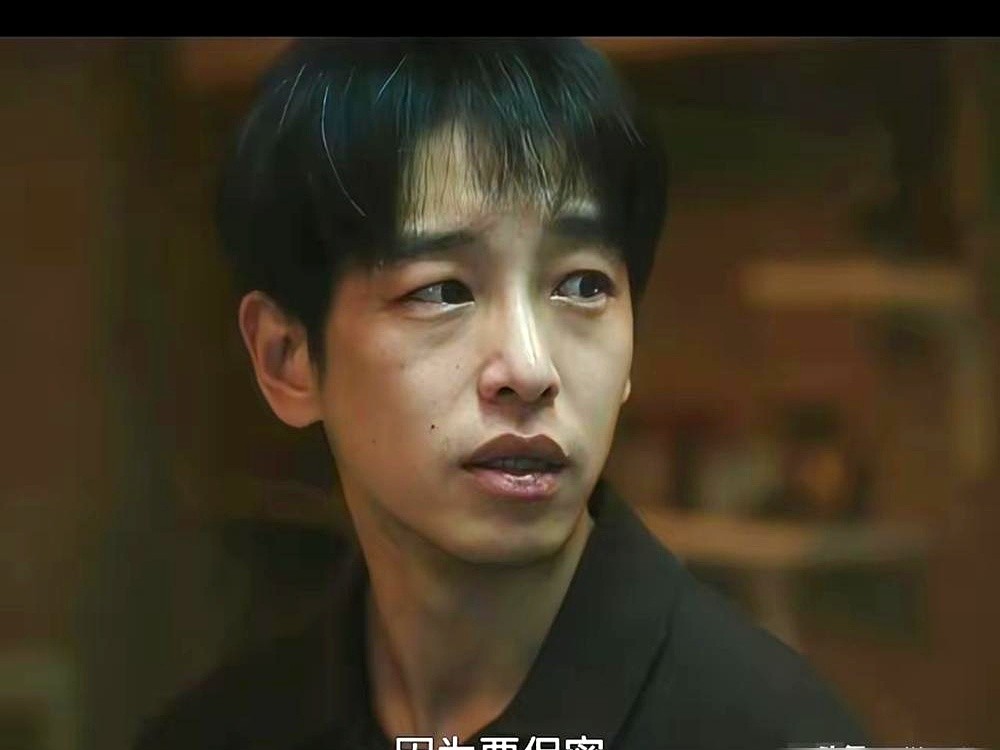 彭昱畅，这次真被他给骗了。

刚开播时，还以为他这次翻了车。演个新兵，眼神呆滞，反应慢半拍，怎么看都像个走错片场的实习生，弹幕里都在说，这演技退步了？

结果追到大结局，才发现人家是在下一盘大棋。前面所有的木讷和迟钝，全是为了最后那几场戏的爆发。

没有咆哮，没有眼泪。只是面对老兵，平静地说出那句“