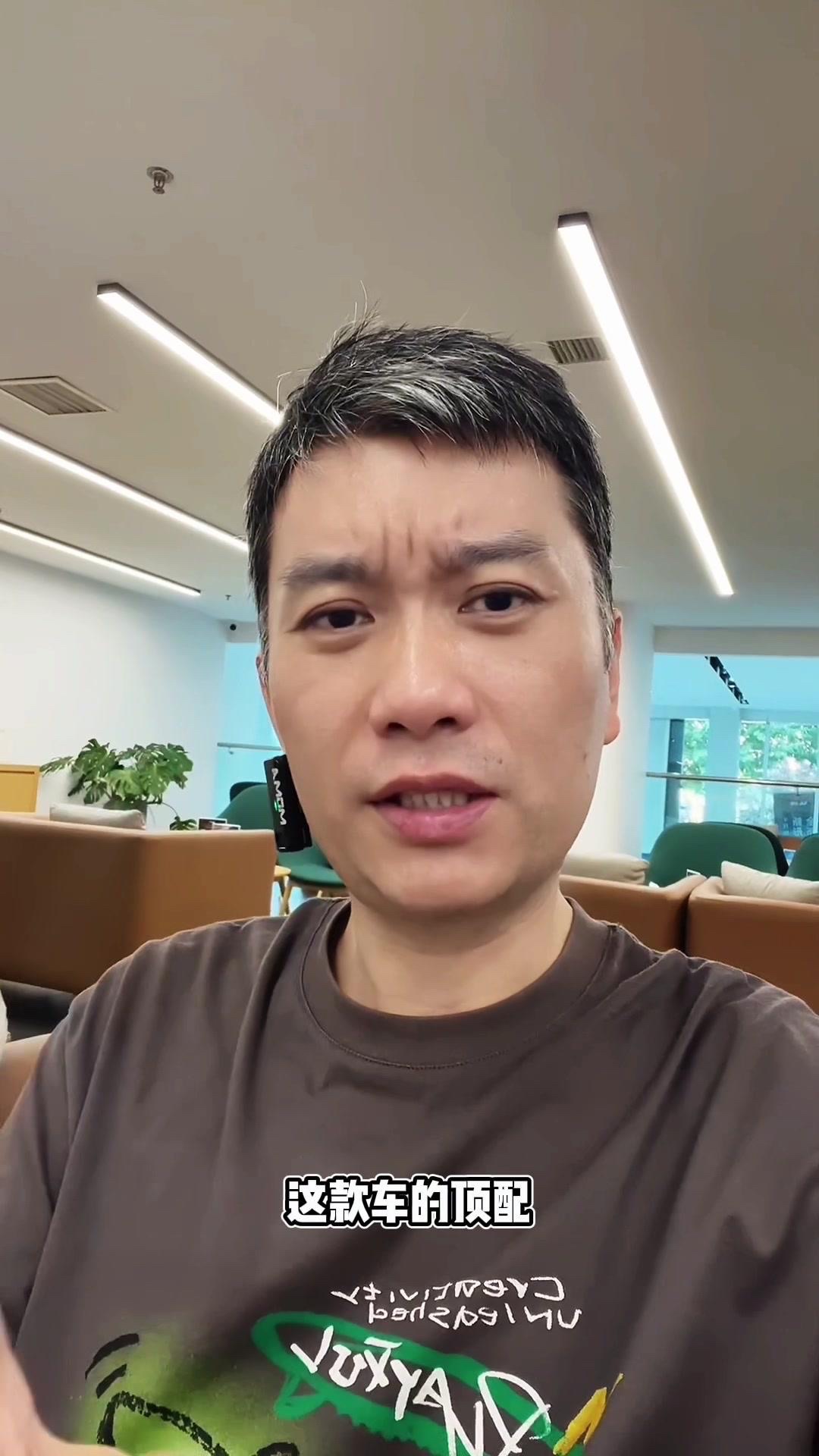 智界RX对比小米YU7GT选谁？🚗智界RX顶配指导价只比小米YU7GT便宜100块，多次试驾后整理出我印象最深的优缺点，给选车的朋友做个参考。
1️⃣缺点：四驱版前备箱是台阶形状，仅60升容积，仅支持电弹电吸不支持电动开合；全系后门没有电吸；次顶配369800元，选装冰箱需额外加3000元，前期宣传