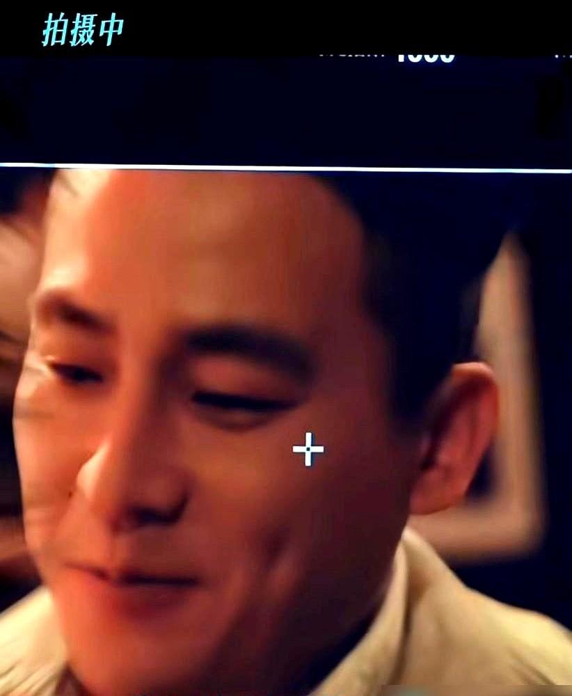 新剧开播收视峰值直接破2，预约量直接飙过300万！

赵宝刚导演的谍战剧《醒来》在央视八套开播了。主演是欧豪和古力娜扎。

这俩人凑一起拍戏，戏外比戏里还逗。剧组做宣传采访，娜扎说自己的角色像“豹猫”。

旁边的欧豪耳朵打岔，硬生生听成了“猪”。这一下直接戳中了娜扎的笑点，当场笑得停不下来。

网友