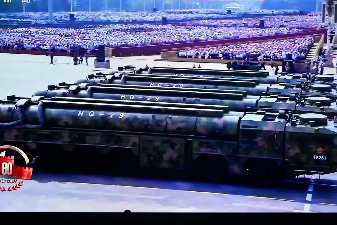 面对挑衅用大炮
     2026.10.4
百年尘事入眸来，
莫把温良作可欺。