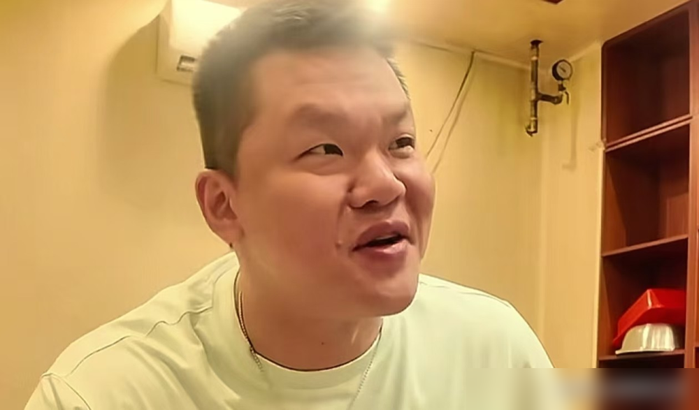 中国女篮大胜的狂欢里，朱芳雨的一盆冷水，直接扯下了最致命的遮羞布。
赢了意大利，全网沸腾。朱芳雨却根本没笑，转头就翻出曾输给波多黎各的旧账。他太懂这种局了，当年08年打西班牙遭惊天逆转，他亲历过这种虚假的繁荣。
现在的女篮看着挺猛，杨毅却爆出了个扎心真相。主力王思雨脚踝韧带一条全断，一条撕裂，硬