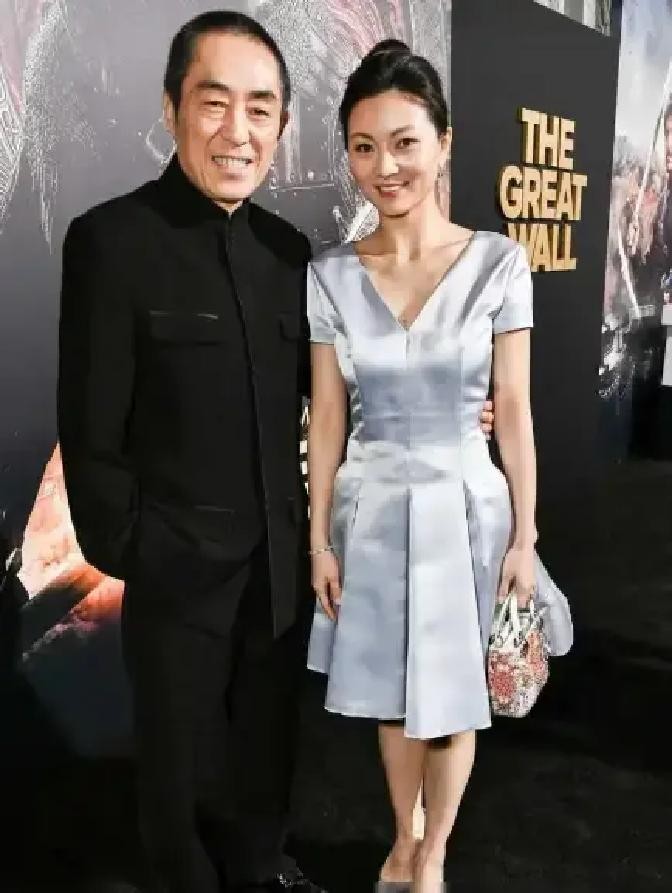 2000年，19岁的陈婷带着50岁的张艺谋回家见家长。谁知，陈婷父母一见来者是张艺谋，便惊讶地问道：乖，你怎么把人家巩俐的男朋友给领回家来了？

屋里静了几秒。陈婷妈妈的手在围裙上擦了擦，又擦了一下。张艺谋往前挪了半步，声音不高：“叔叔阿姨，我和巩俐早就分开了。现在……我是婷婷的男朋友。”

陈婷爸