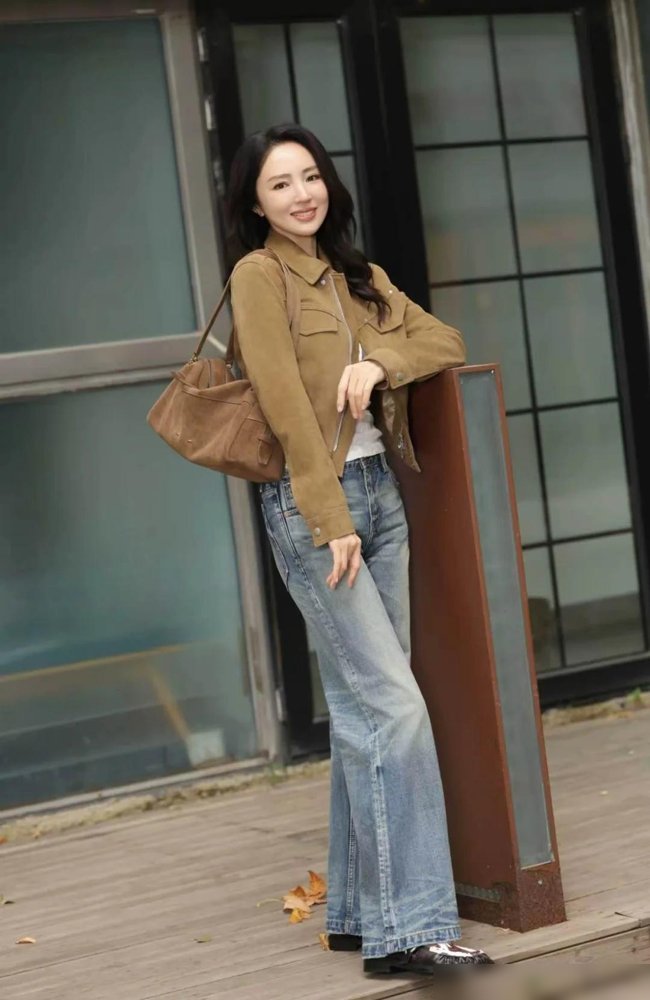 10岁女儿体检，医生一句话把董璇整不会了。
142.5厘米，视力1.0，各项指标全正常。医生原话：这孩子“比着尺子长的”。当妈的听完没笑，反而发愁，对着镜头直说最怕她长太高。
镜头外呢？董璇自己穿着短款麂皮外套、做旧牛仔裤，脚踩奶牛纹乐福鞋，美拉德配色往那儿一站，状态比很多三十岁的还能打。前两天