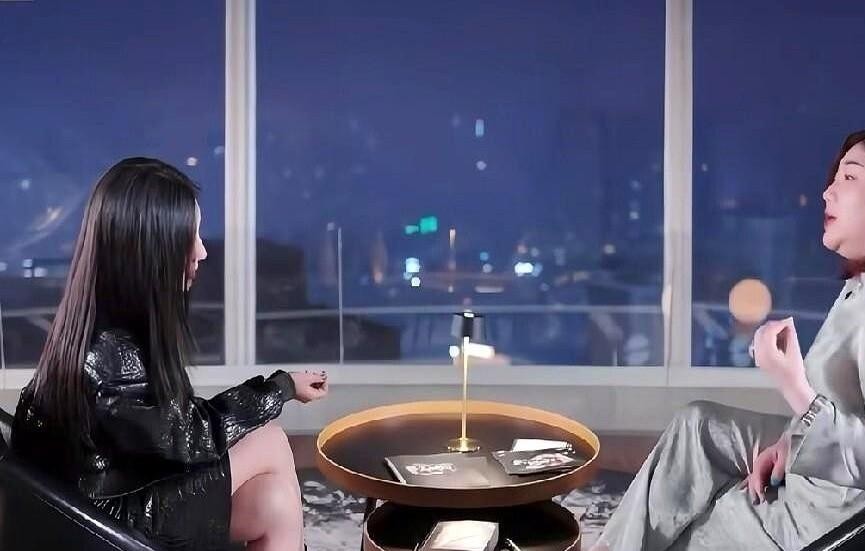 当年靠一部网剧红遍全国的初代宅男女神，如今在爆款剧里演配角，观众愣是认不出那是她。
提起赵奕欢，大部分人的记忆还停留在十多年前的校服和短裙里。
明明起点高得吓人，偏偏后劲全给泄了。
杨天真之前聊起她，话其实说得很透。
有的人骨子里带的艳丽，大大方方拿出来就是大杀器。你看圈里那些能杀出重围的女