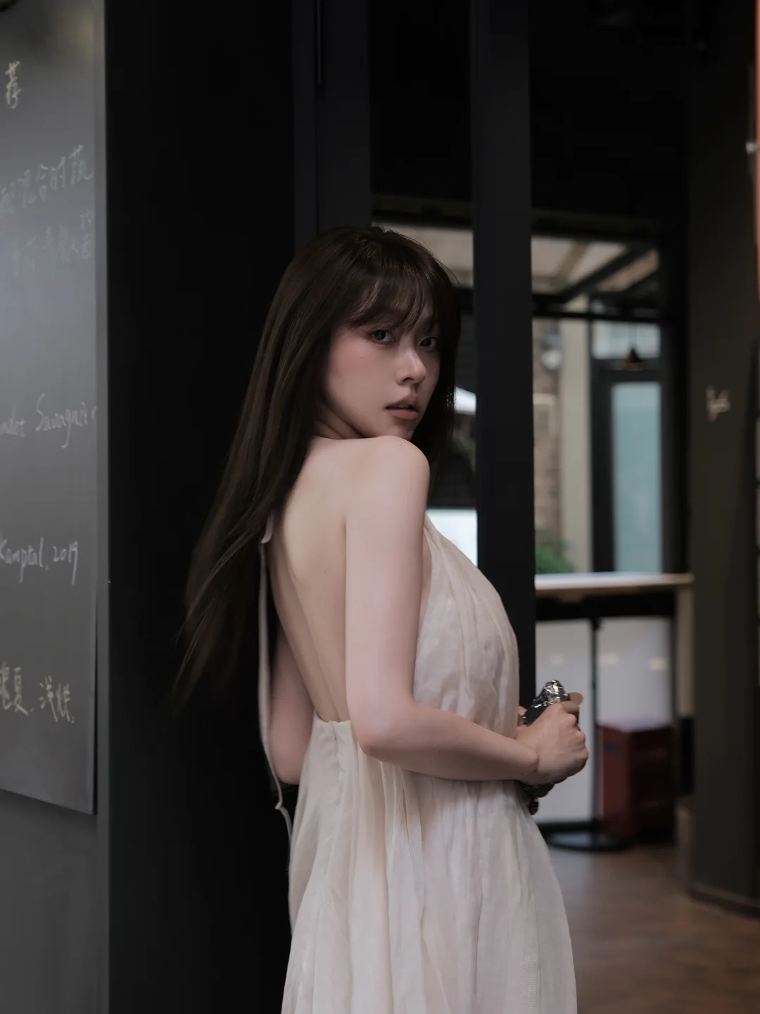 露个背～