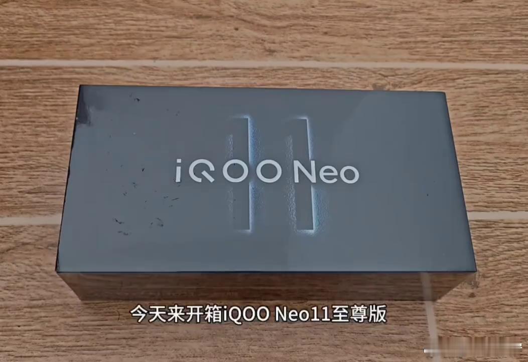 iQOO Neo11至尊版终于收到了，乘风配色颜值很高，后盖流光渐变纹理，转动手机可以看到绚丽的光影变化，表面的光泽高级感很强，乘风外观真的太满意了！
搭载天玑9500M旗舰芯片，平时多开软件、打‰一 ​